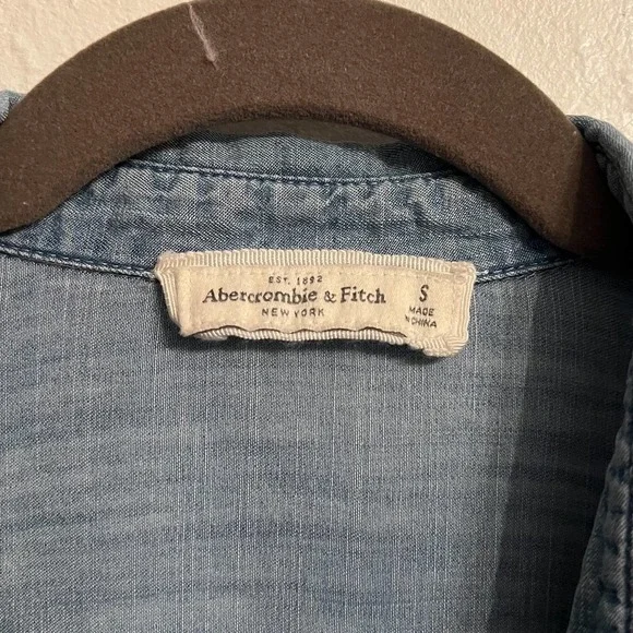 ABERCROMBIE & Fitch Lyocell Chambray Button Down Blouse Top Small - Picture 4 of 5
